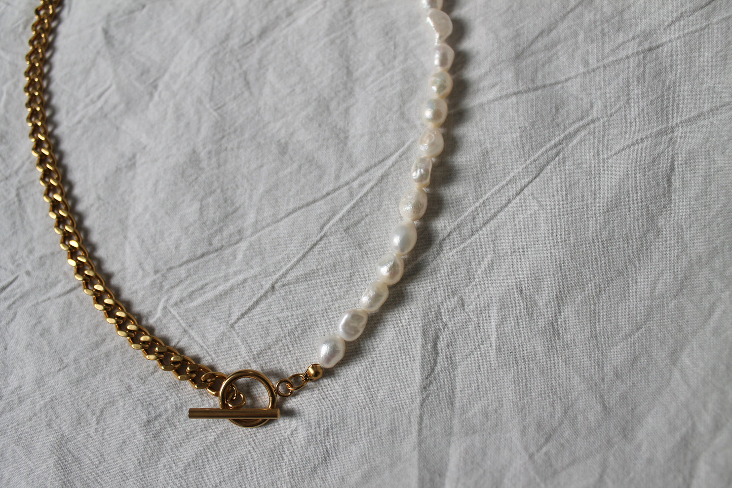 Pearl and chain necklace